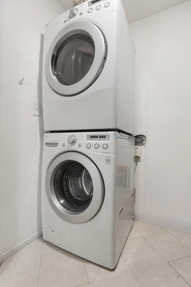 Building Photo - 27 N Victoria Ln