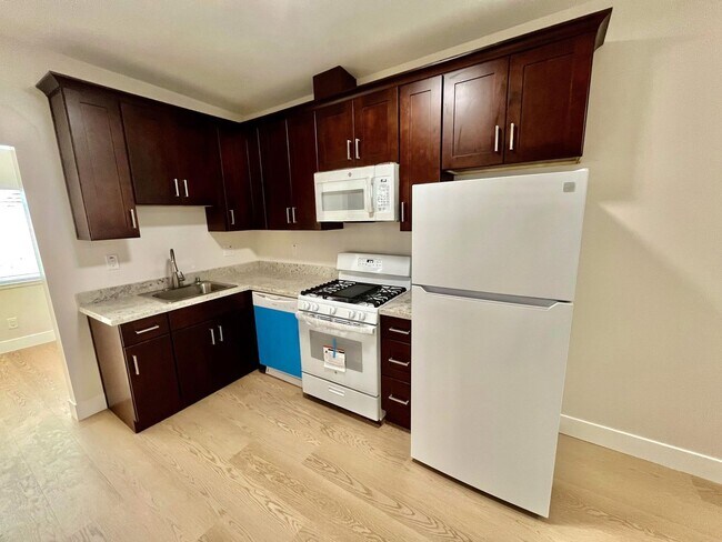 Building Photo - SPECTACULAR, TOP FLOOR 2 BED/1 BATH FULLY RENOVATED!!!