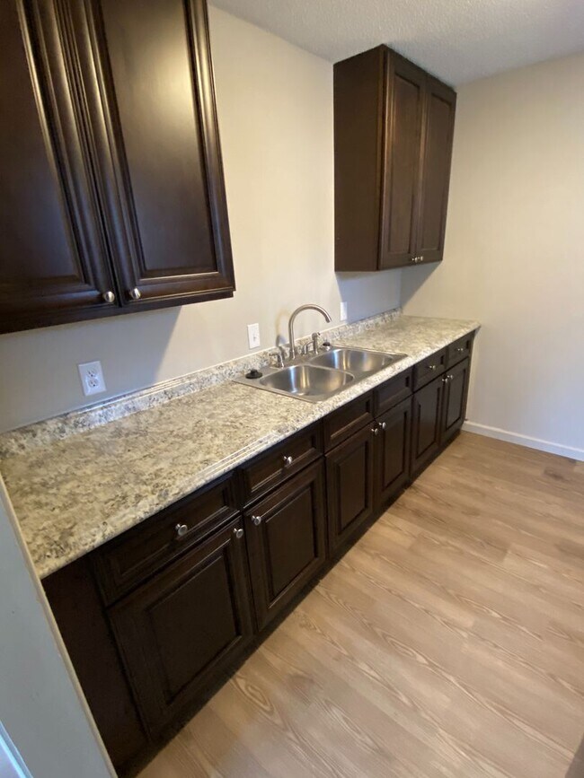 Building Photo - 2 Bedroom Ground Level Apartment in Columbia
