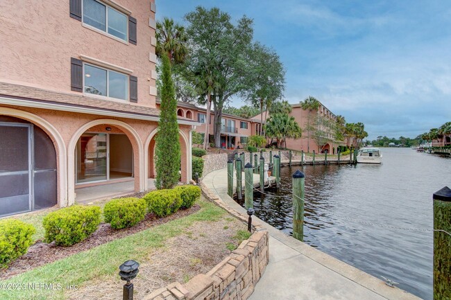 Building Photo - This beautifully remodeled 2 bedroom, 2 ba...