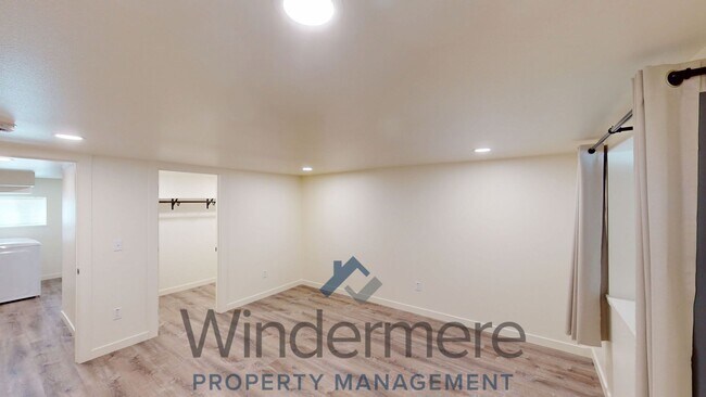 Building Photo - Whit834/836