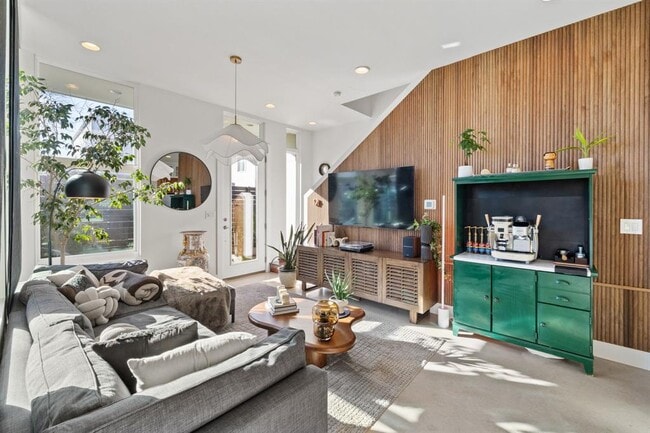 Building Photo - 1904 E 17th St