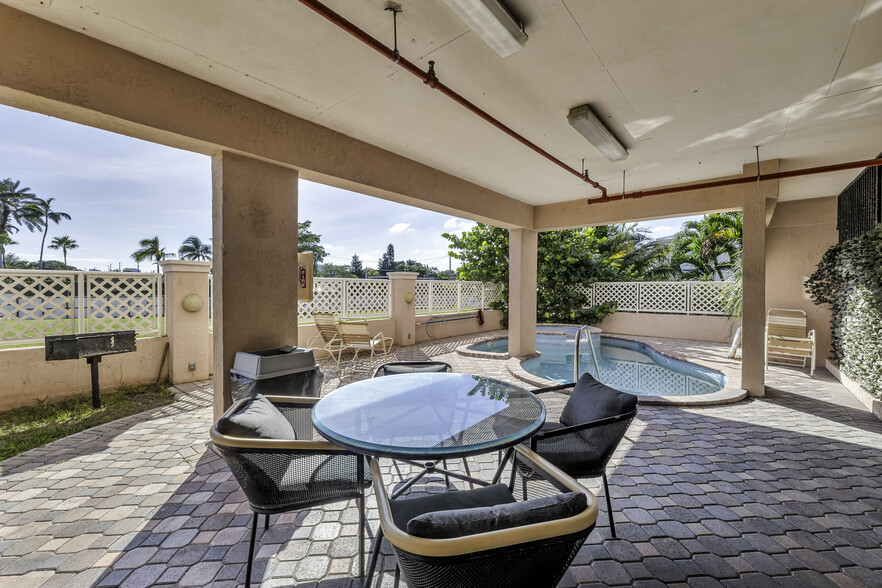 Community pool & bbq area - 8816 Collins Ave