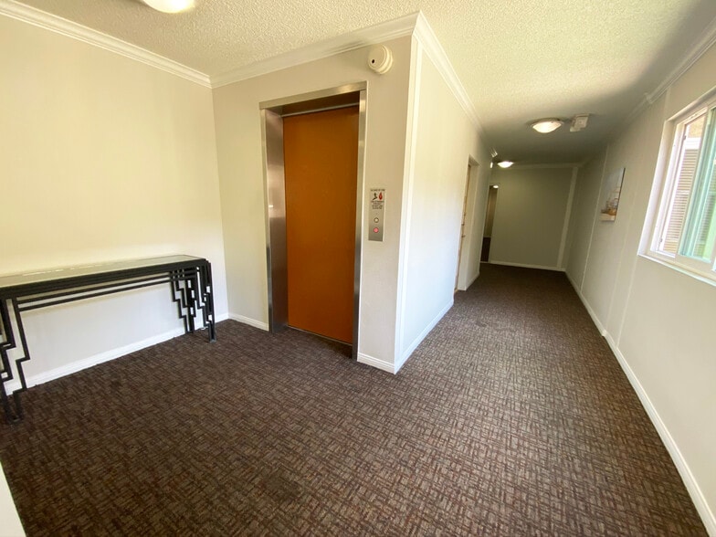 Building Photo - 1262 S Barrington Ave