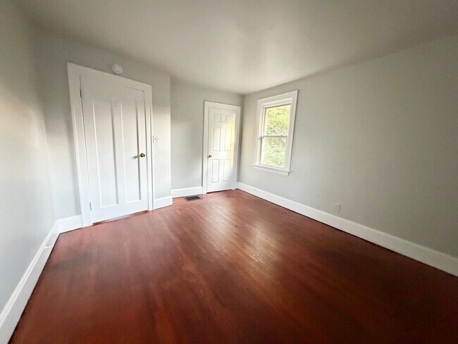 Building Photo - Great 3 bed home in Bond Hill!!