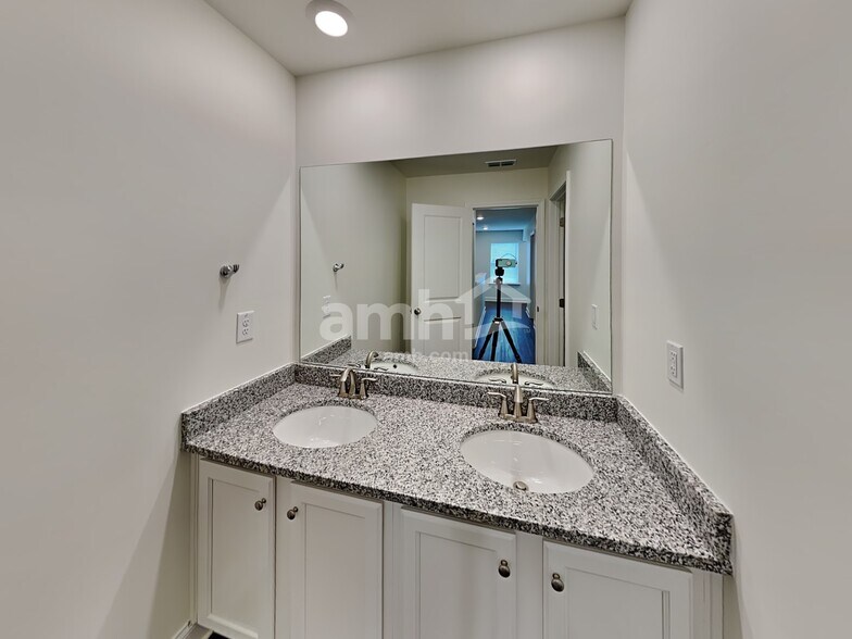 Building Photo - 881 Headland Wy