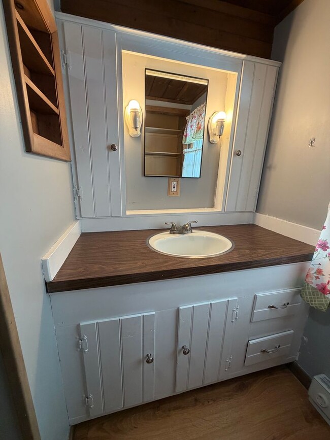 Building Photo - 19 Hellers Church Rd