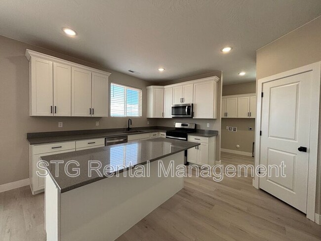 Building Photo - 840 Twin Lakes Dr