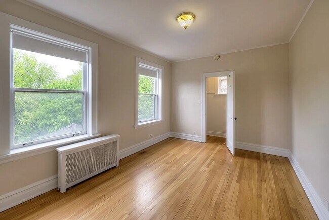 Interior Photo - 605-17 Hinman