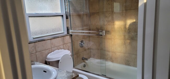 Building Photo - Cute House for Rent in Roseville!