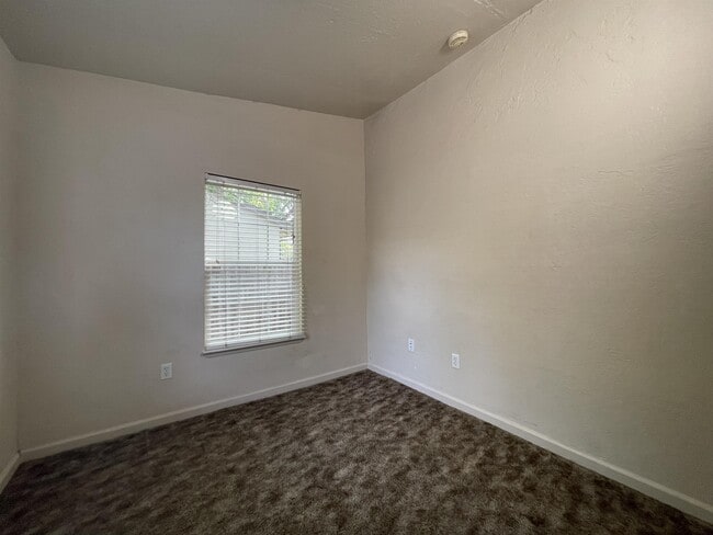 Building Photo - 524 W 1st Ave