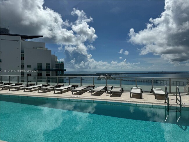 Building Photo - 1300 Brickell Bay Dr