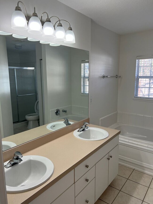 Building Photo - Newly renovated - Close to UF Health Shands, VA and Vet School!