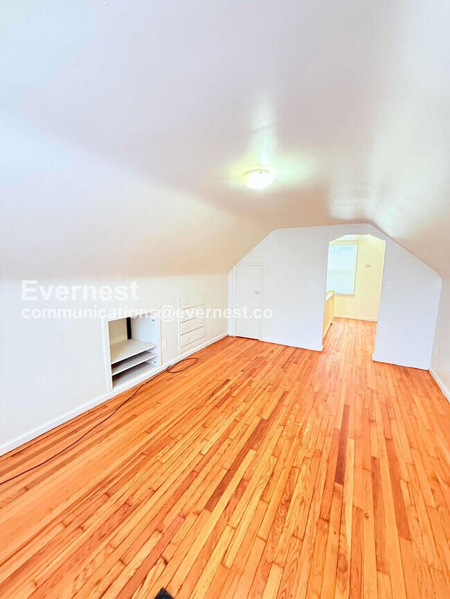 Building Photo - 8431 Rosemont Ave