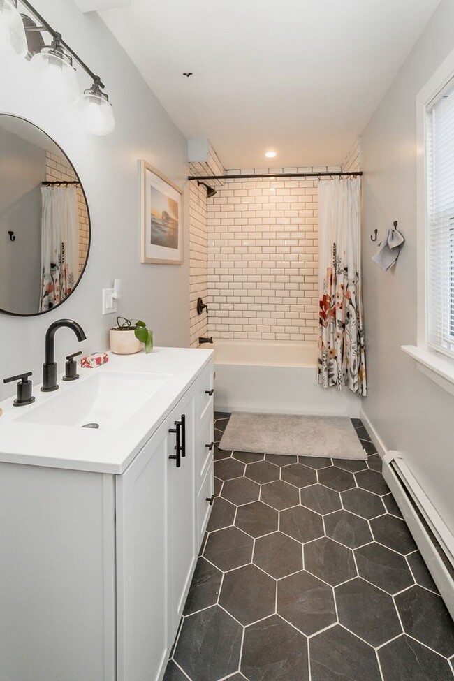Building Photo - 3 BED · 1.5 BATH · MODERN INDUSTRIAL · AVA...