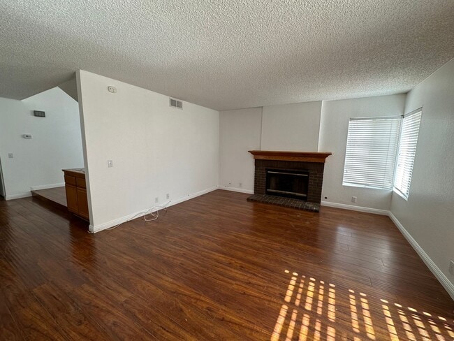 Building Photo - 5BD/ 3BA Home - Riverside, CA (Mission Grove)