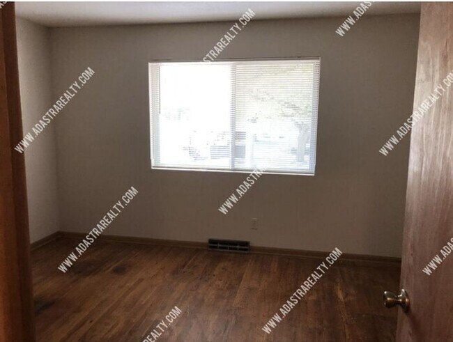 Building Photo - Beautiful Spacious Duplex in Paola-Availab...