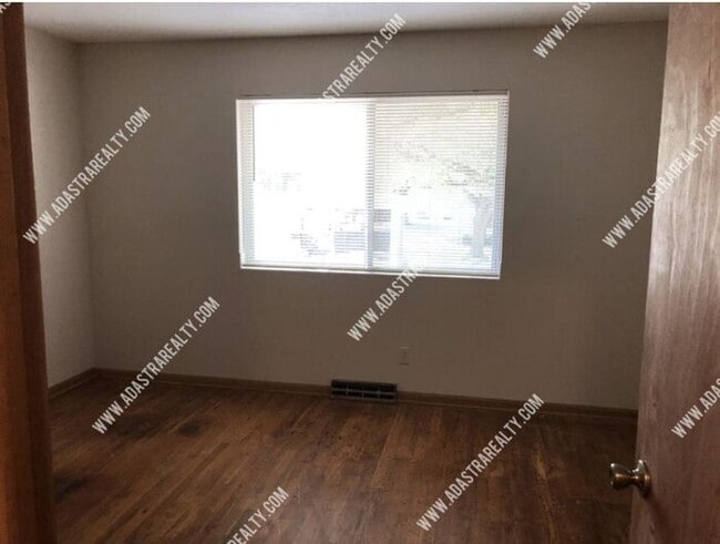 Building Photo - Beautiful Spacious Duplex in Paola-Available in MAY!!!