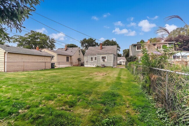 Building Photo - Beautiful 3-bedroom, 1-bath bungalow in North Royal Oak