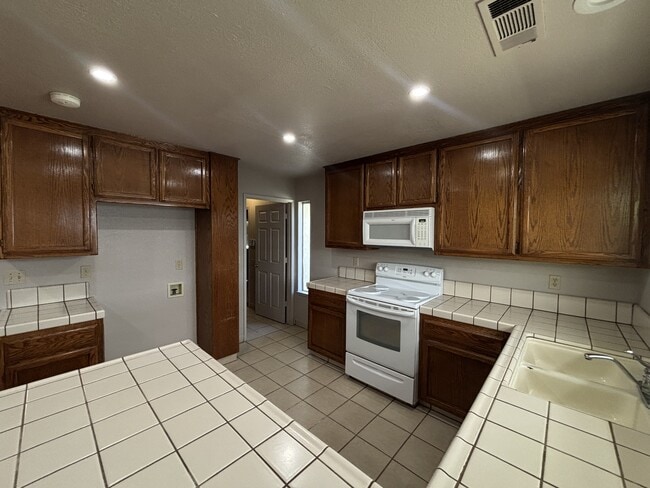 Building Photo - 3001 Darius Ln
