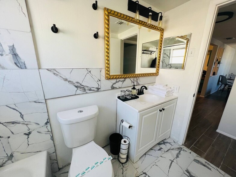 Getting clean in style - 5544 Baroque Dr