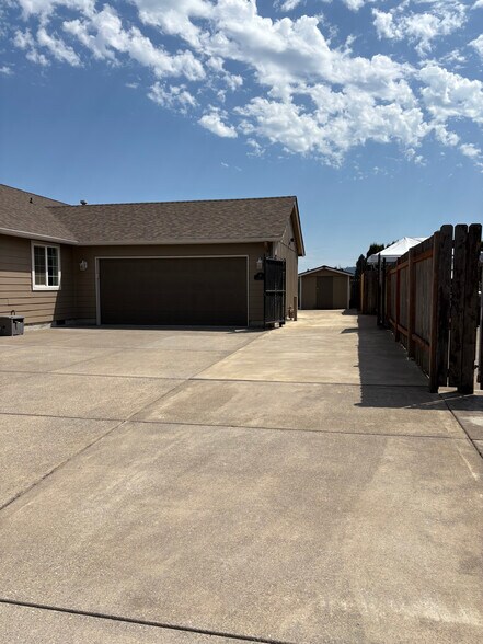 Building Photo - 60 Village Dr