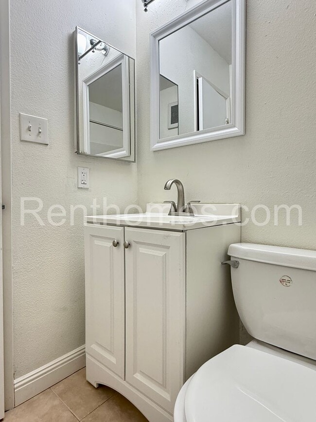 Building Photo - 7425 Charmant Dr