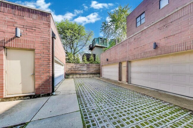 Building Photo - 421 S Ridgeland Ave