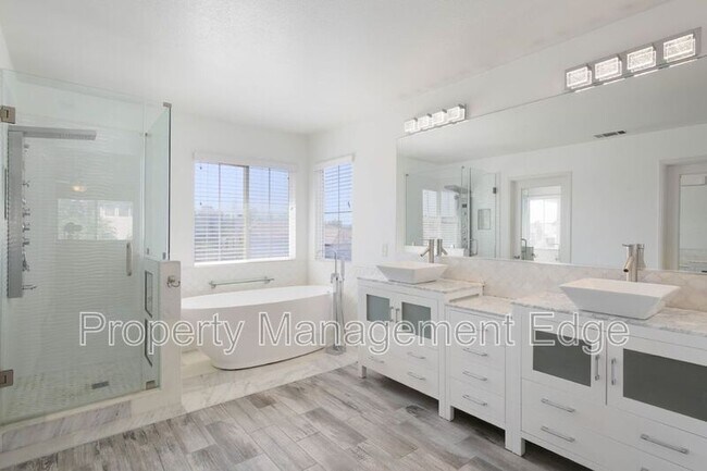 Building Photo - 29880 Pinehurst Dr