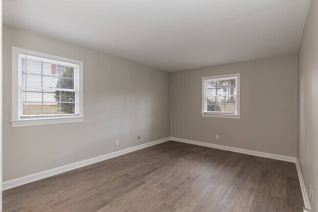 Building Photo - Two Bedroom Home!