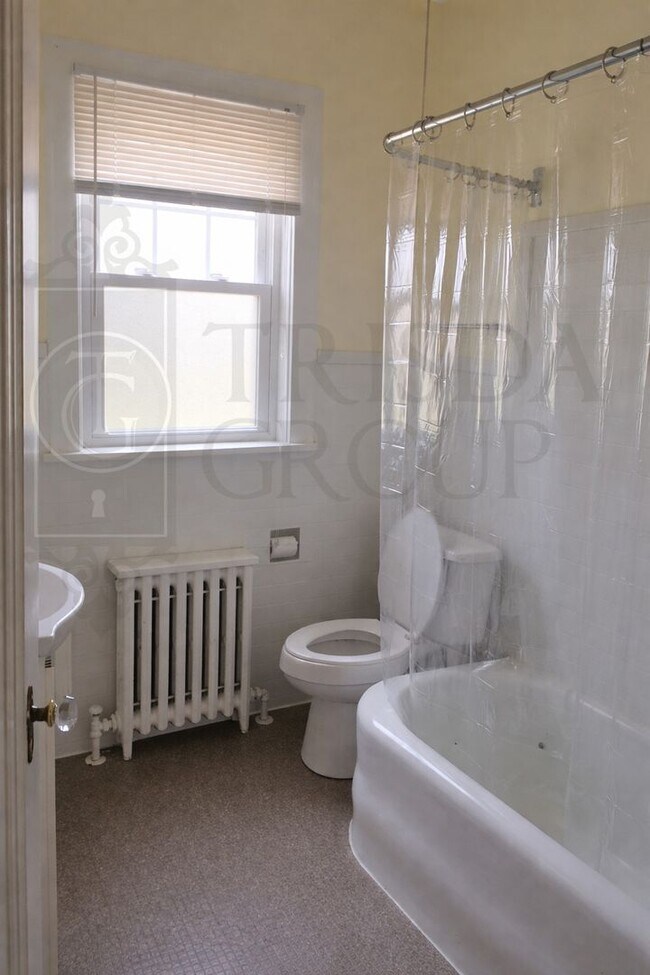 Building Photo - Avail Avail Aug 1st: A GEM in Dormont!  Spacious 3BR Twin Home, Parking, Charm, Walkability, Outd...
