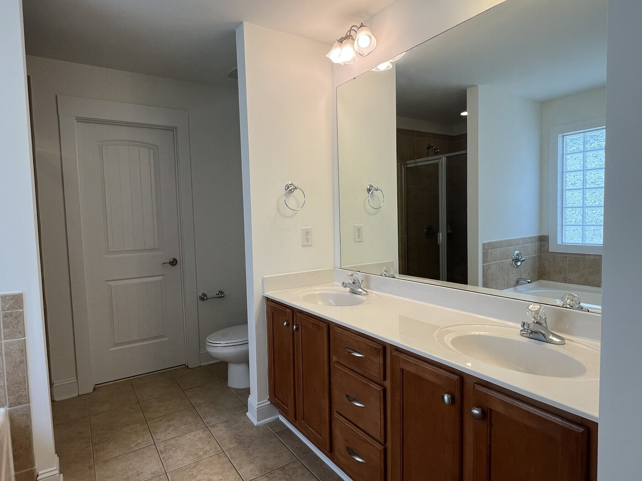 Building Photo - 527 Dubois Court