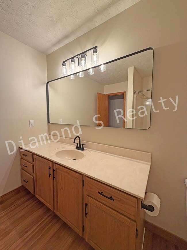 Building Photo - Charming 3 Bedroom in Desirable South Neig...