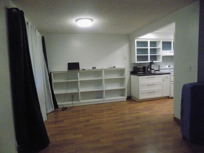 Building Photo - Spacious Three Bedroom, One & half Bathroo...