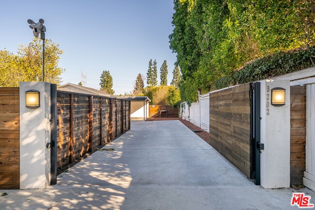 Building Photo - 5202 Topeka Dr