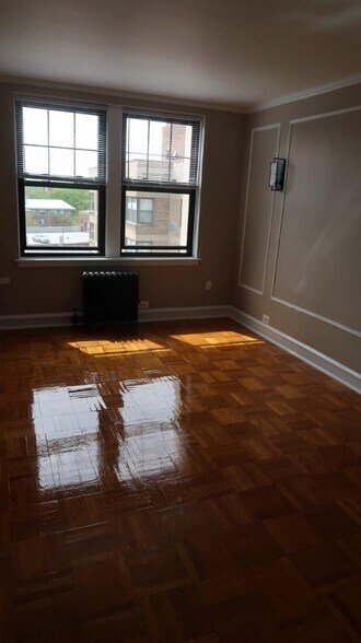 Building Photo - 1209 W Sherwin Ave