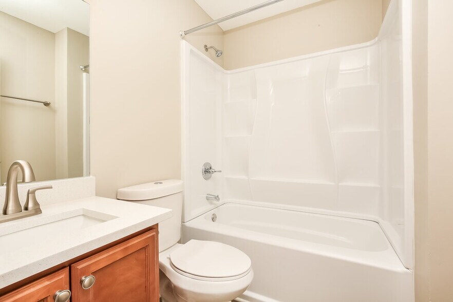 Building Photo - 141 Lyndhurst Dr