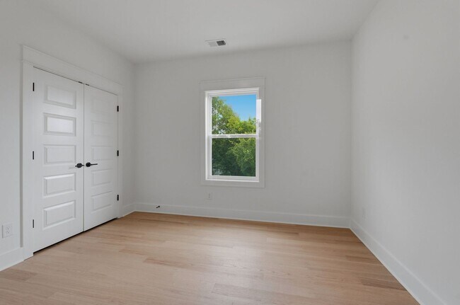 Building Photo - Spacious 5-Bedroom with Fenced Yard & Modern Amenities