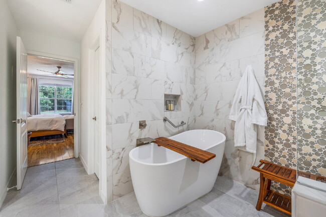 Building Photo - "Coastal Elegance Awaits: Spacious 4-Bed Oasis with Granite Touches on Shipwreck Road"