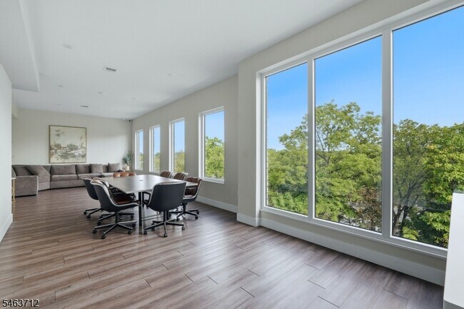 Building Photo - 420 River Dr