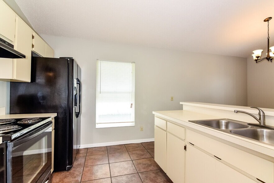 Building Photo - 704 Sand Ridge Dr