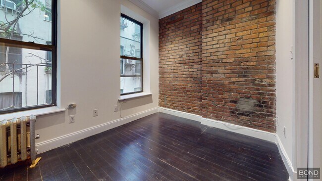 Building Photo - 610 E 9th St