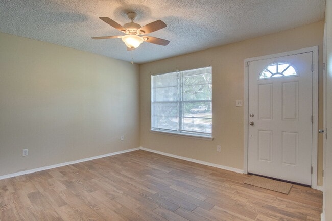 Building Photo - Fully Renovated 3/2 Just Minutes from the ...