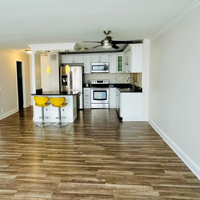 Building Photo - 5445 N Sheridan Rd