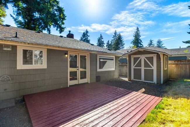 Building Photo - Light-Filled 3BR Home w/ Large Fenced in Yard