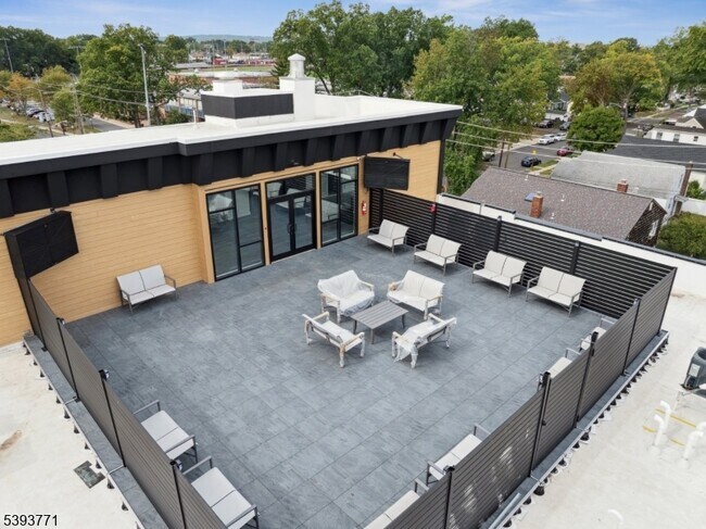 Building Photo - 140 W Webster Ave