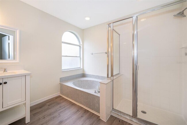Building Photo - 2425 Rolling Broak Dr