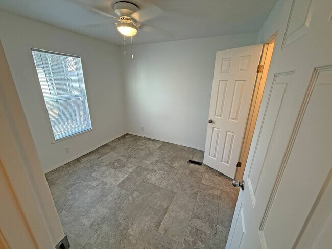 Building Photo - 2501 N Apperson Way