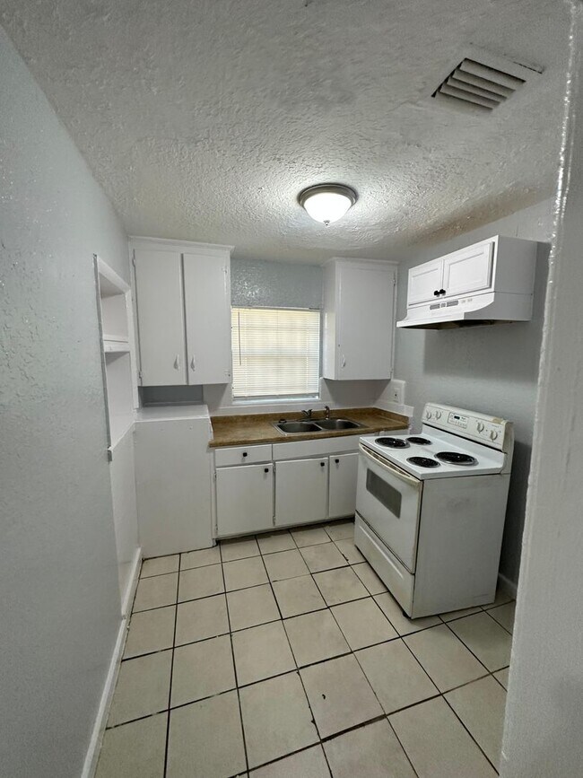 Building Photo - Fully Renovated  Single Family House - 1/1...