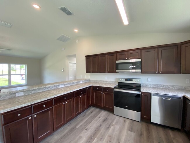 Building Photo - Desirable SE Neighborhood - 3/2/2 Silver Spring Shores **Available NOW**